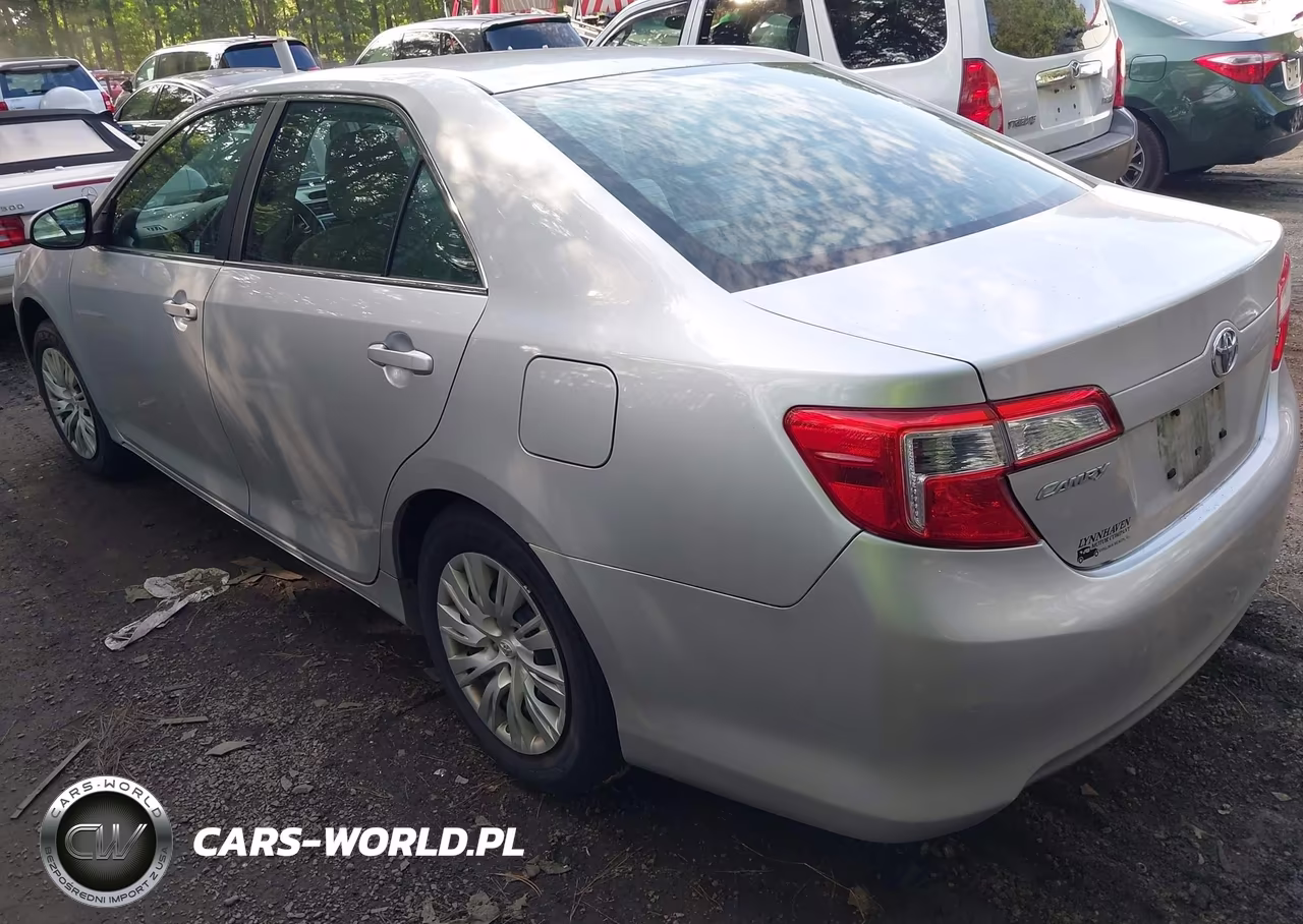2014 Toyota Camry Le VIN:4T4BF1FK1ER425573 - 3
