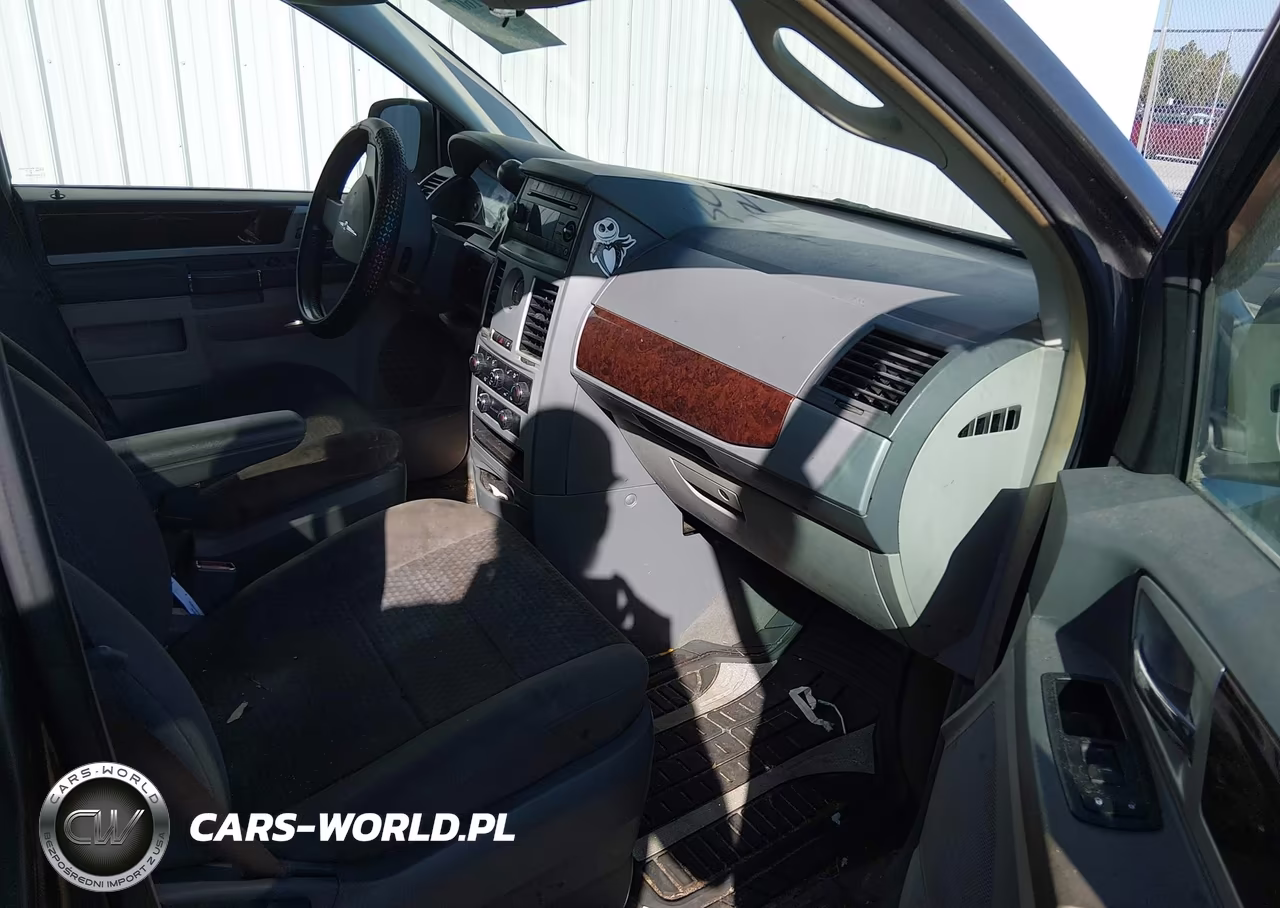 2010 Chrysler Town & Country Touring VIN:2A4RR5D18AR305180 - 5