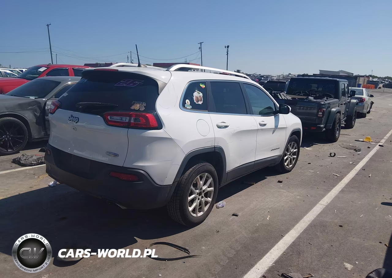 2017 Jeep Cherokee Latitude Fwd VIN:1C4PJLCS2HW641346 - 4