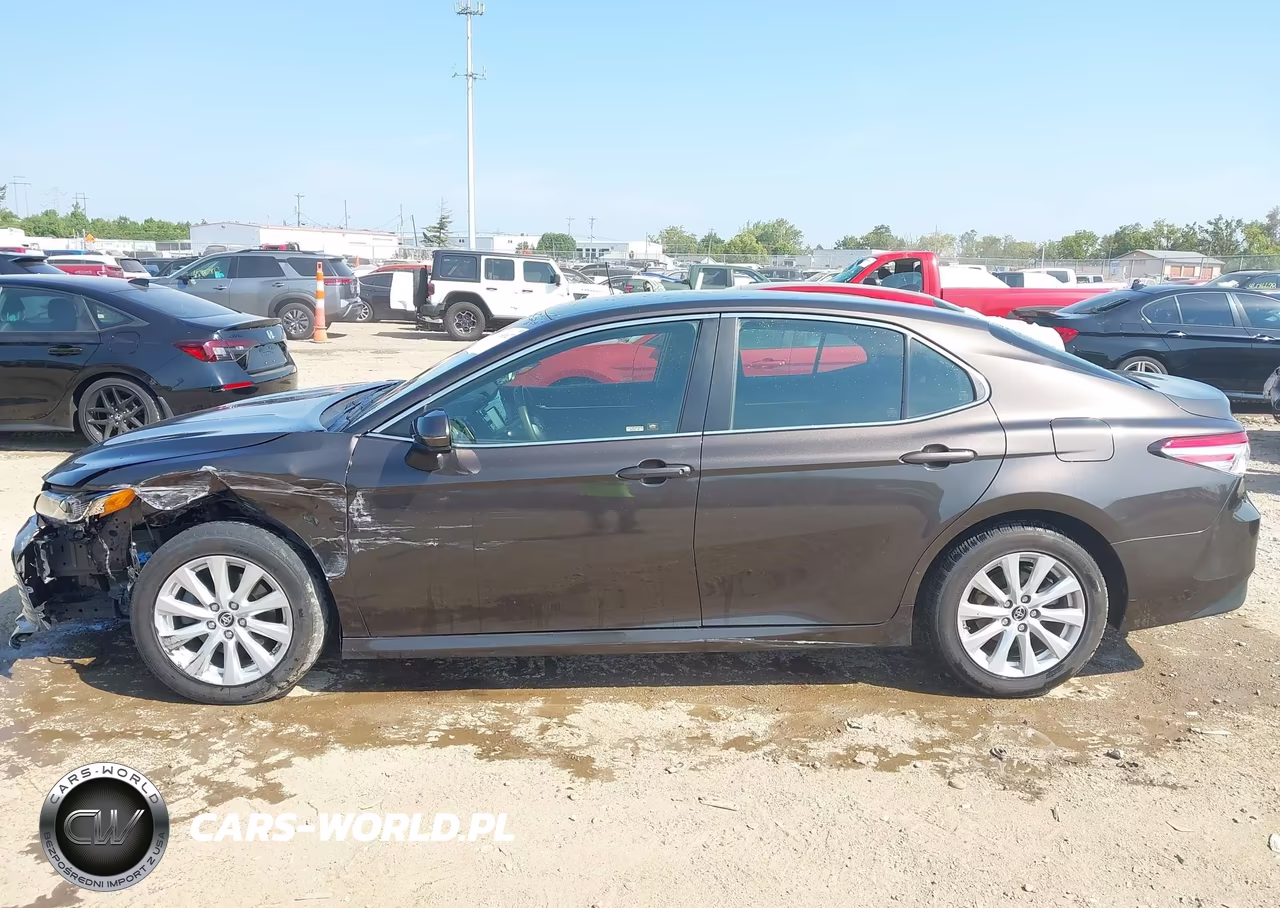 2018 Toyota Camry Le VIN:JTNB11HK0J3022805 - 15