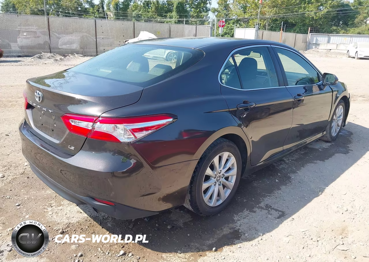 2018 Toyota Camry Le VIN:JTNB11HK0J3022805 - 4