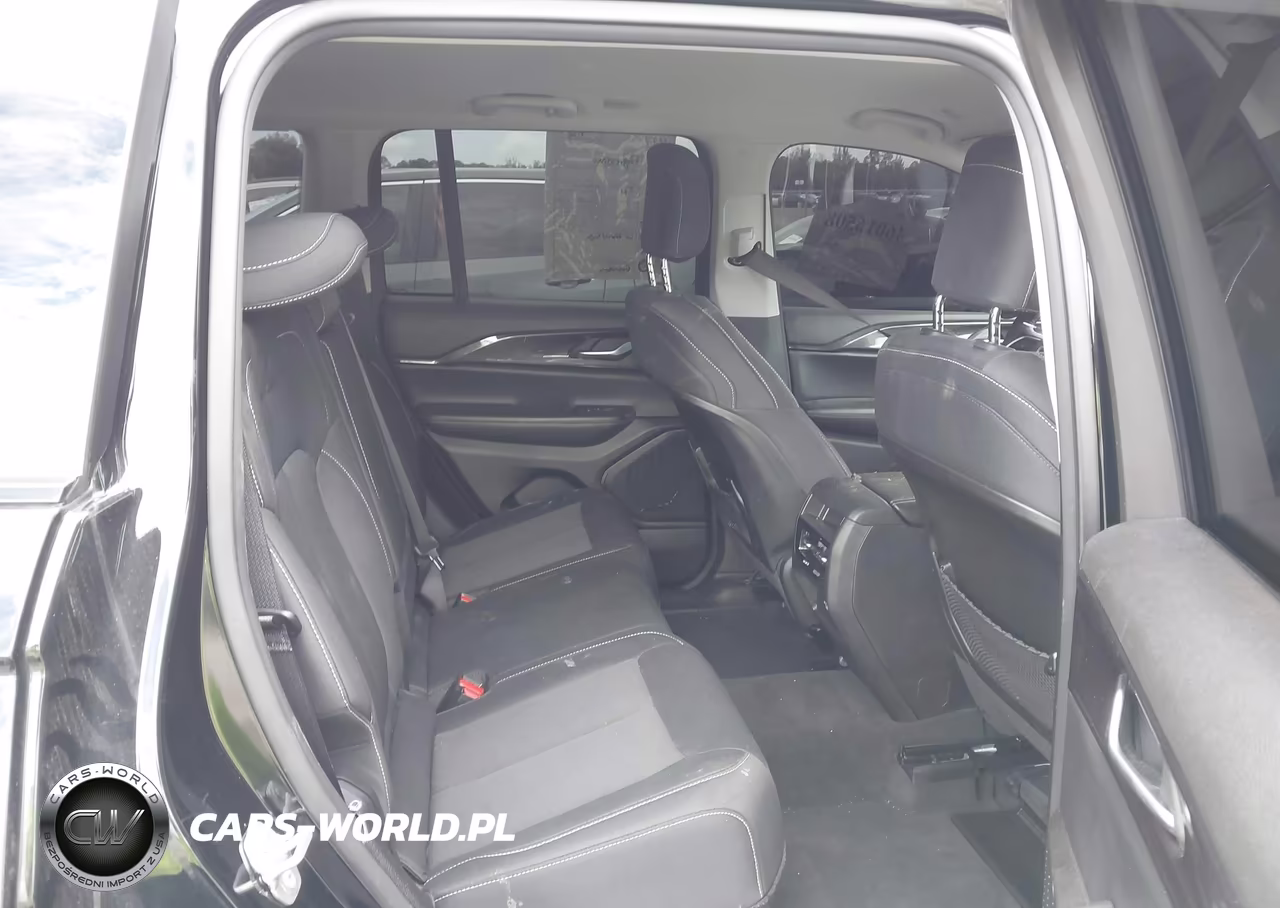 2023 Jeep Grand Cherokee Laredo 4X2 VIN:1C4RJGAG2PC534702 - 8