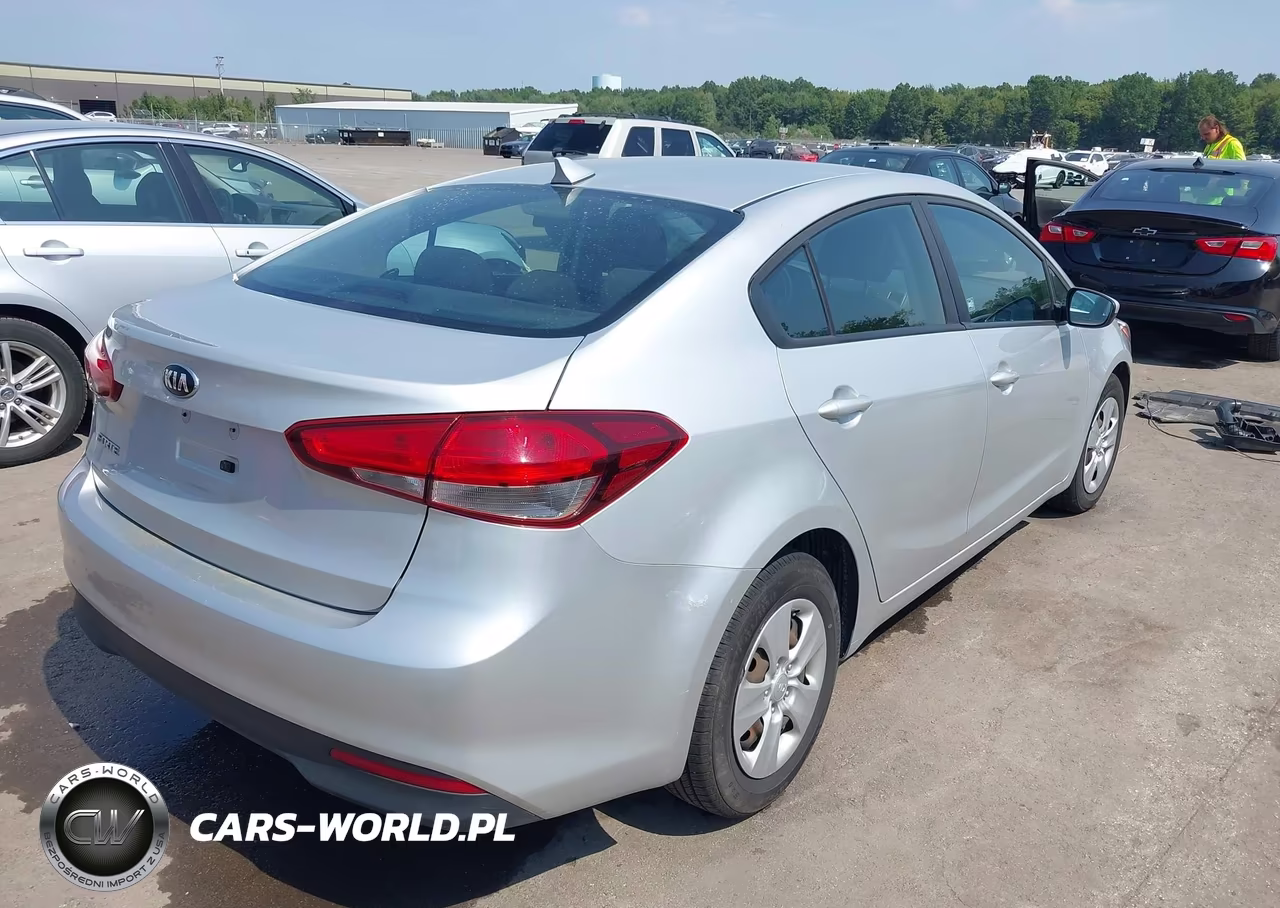 2017 Kia Forte Lx VIN:3KPFK4A7XHE011484 - 4