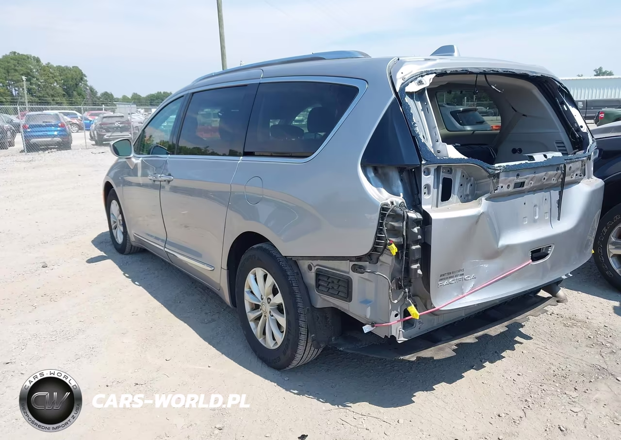 2018 Chrysler Pacifica Touring L VIN:2C4RC1BG9JR246759 - 3