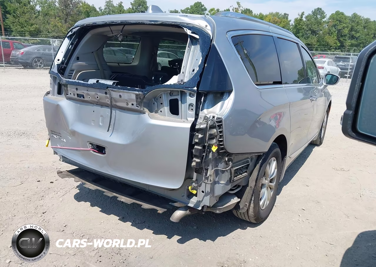 2018 Chrysler Pacifica Touring L VIN:2C4RC1BG9JR246759 - 4