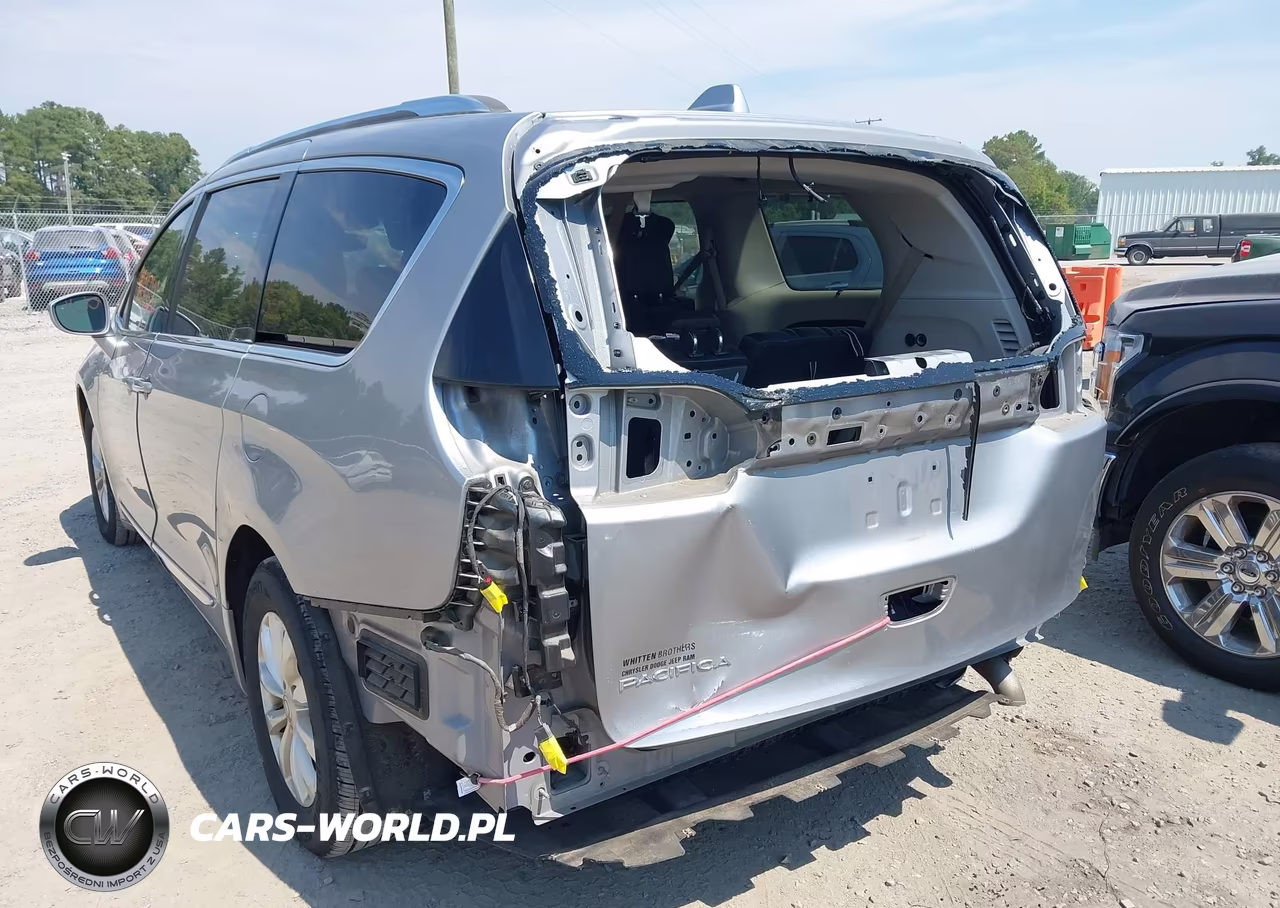 2018 Chrysler Pacifica Touring L VIN:2C4RC1BG9JR246759 - 6