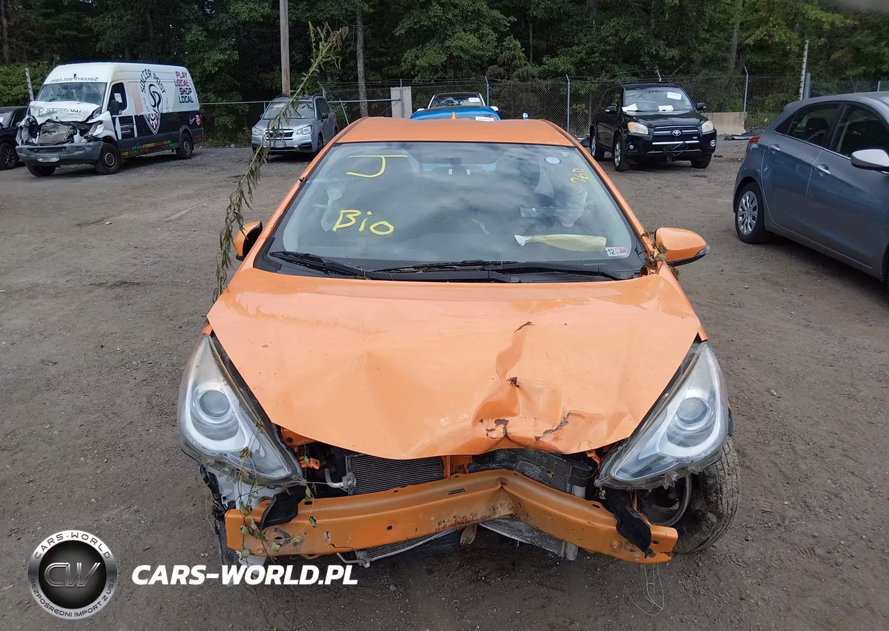 2015 Toyota Prius C Three VIN:JTDKDTB38F1087283 - 11