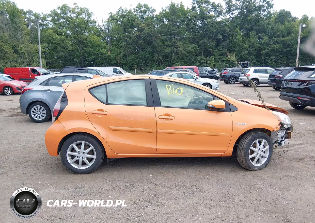 2015 Toyota Prius C Three VIN:JTDKDTB38F1087283 - 12