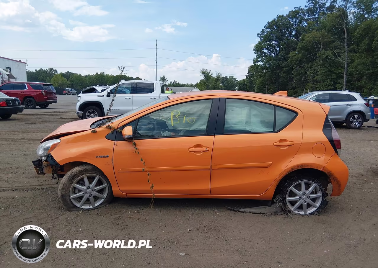 2015 Toyota Prius C Three VIN:JTDKDTB38F1087283 - 13