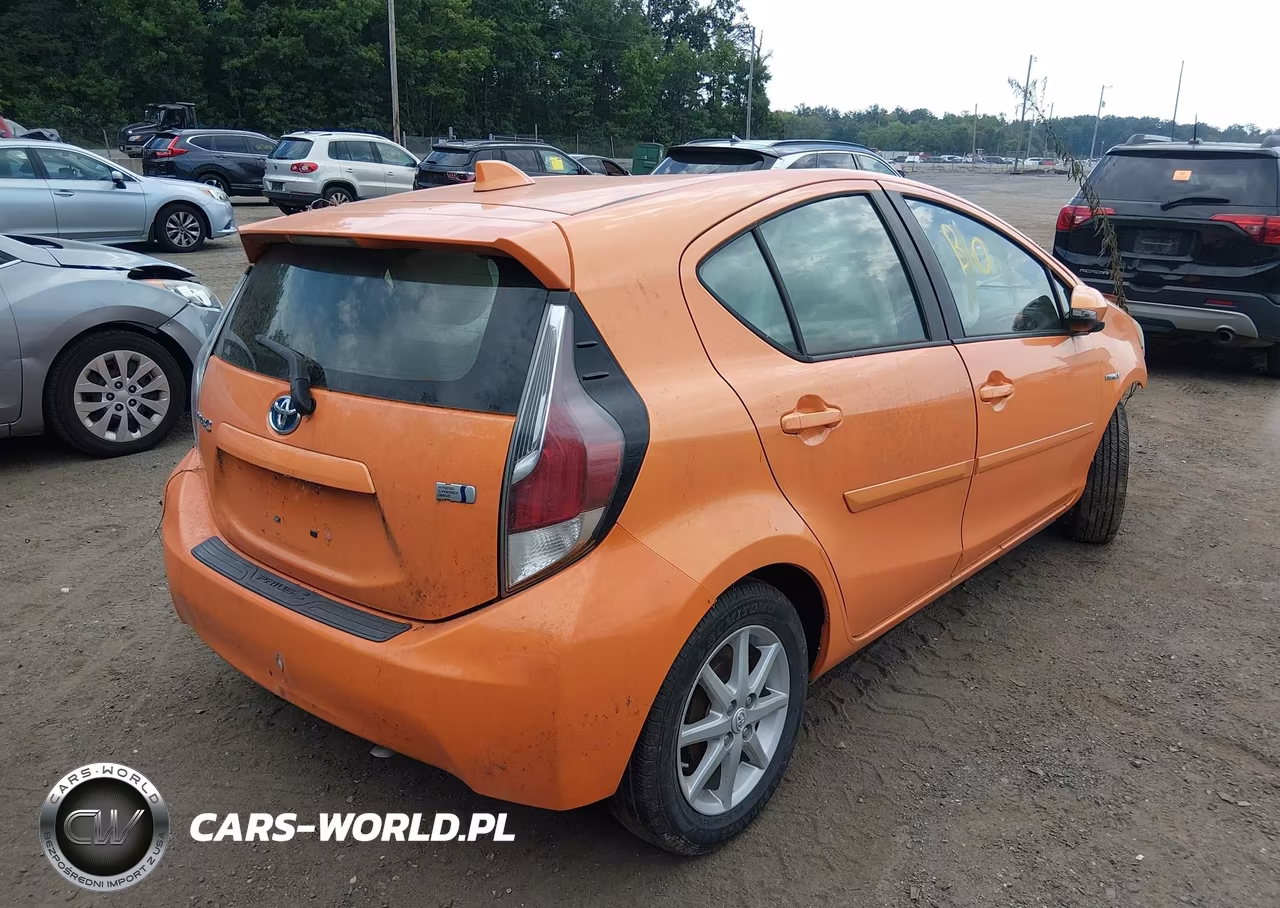 2015 Toyota Prius C Three VIN:JTDKDTB38F1087283 - 4
