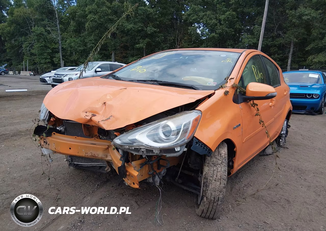2015 Toyota Prius C Three VIN:JTDKDTB38F1087283 - 6