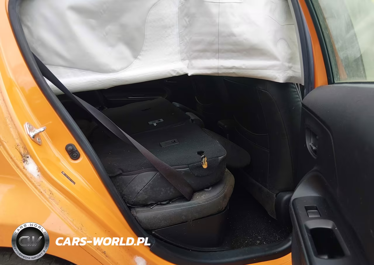 2015 Toyota Prius C Three VIN:JTDKDTB38F1087283 - 8
