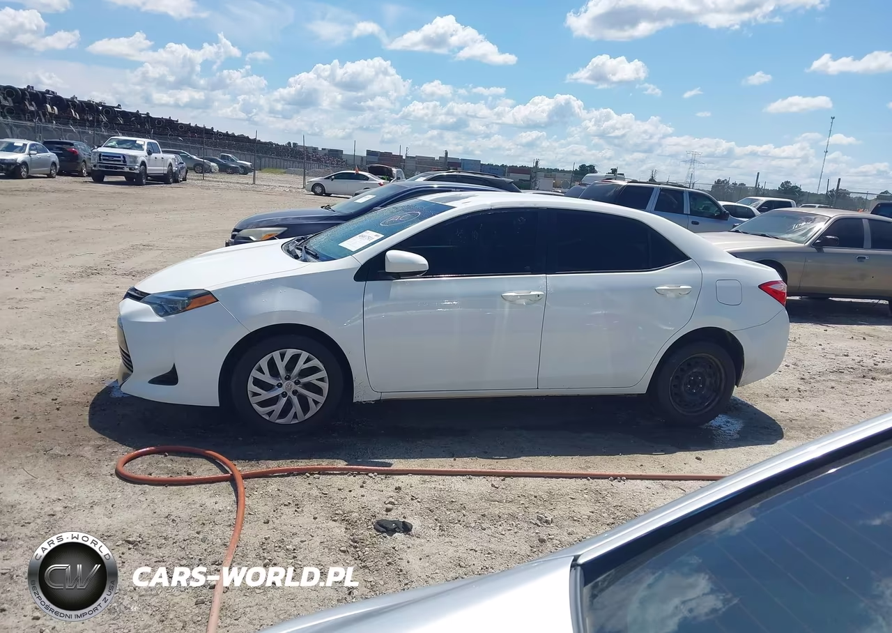 2017 Toyota Corolla Le VIN:5YFBURHE7HP580981 - 14