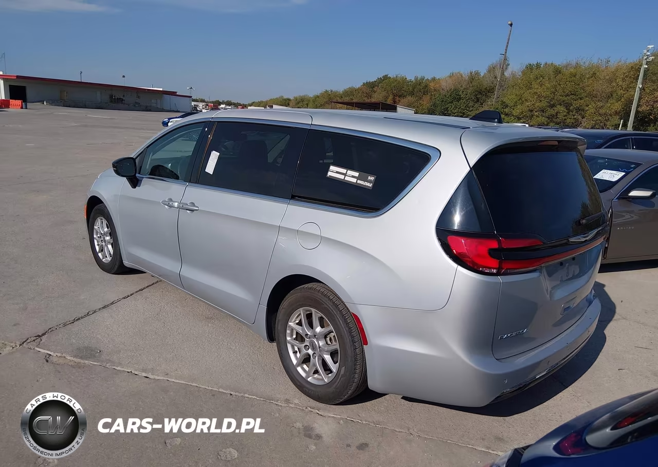 2024 Chrysler Pacifica Touring L VIN:2C4RC1BG3RR144322 - 3