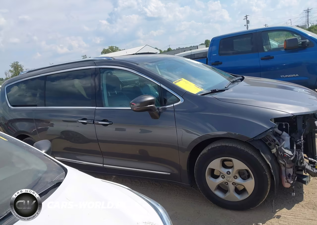 2017 Chrysler Pacifica Touring-L Plus VIN:2C4RC1EG1HR584551 - 14