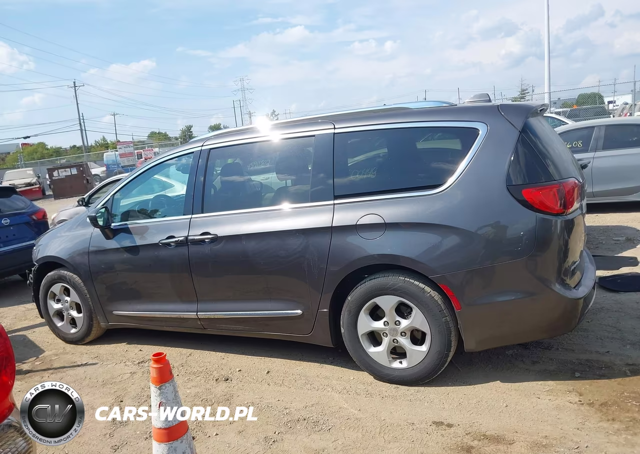 2017 Chrysler Pacifica Touring-L Plus VIN:2C4RC1EG1HR584551 - 15