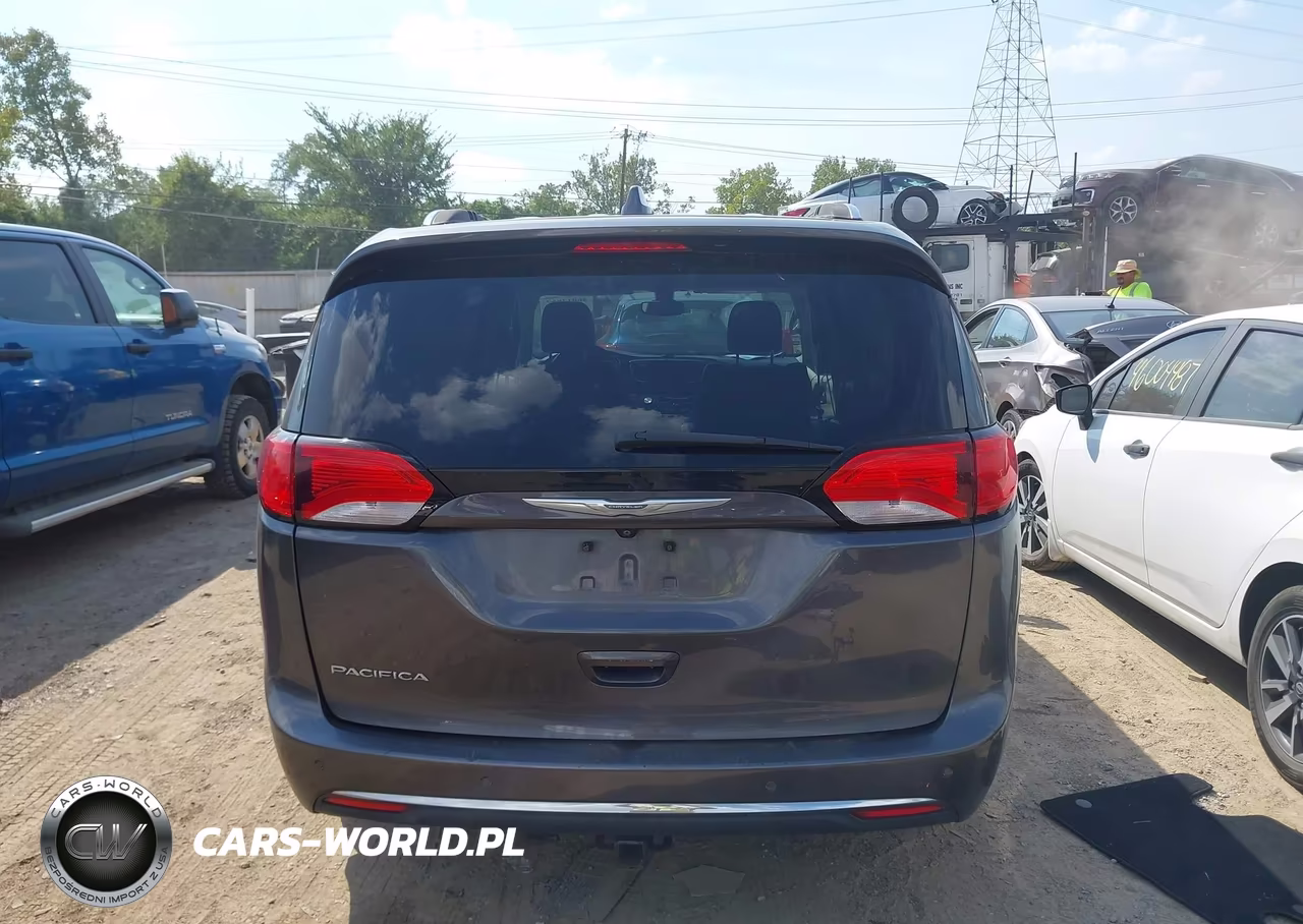 2017 Chrysler Pacifica Touring-L Plus VIN:2C4RC1EG1HR584551 - 17
