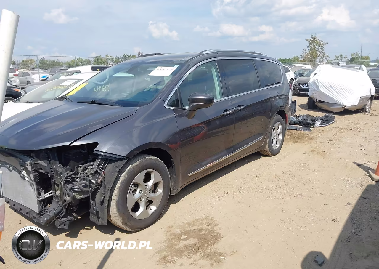 2017 Chrysler Pacifica Touring-L Plus VIN:2C4RC1EG1HR584551 - 2