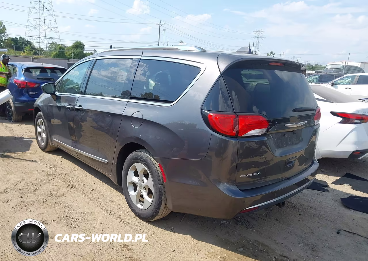 2017 Chrysler Pacifica Touring-L Plus VIN:2C4RC1EG1HR584551 - 3