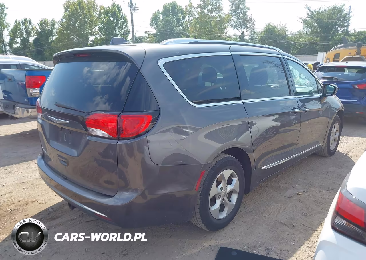 2017 Chrysler Pacifica Touring-L Plus VIN:2C4RC1EG1HR584551 - 4