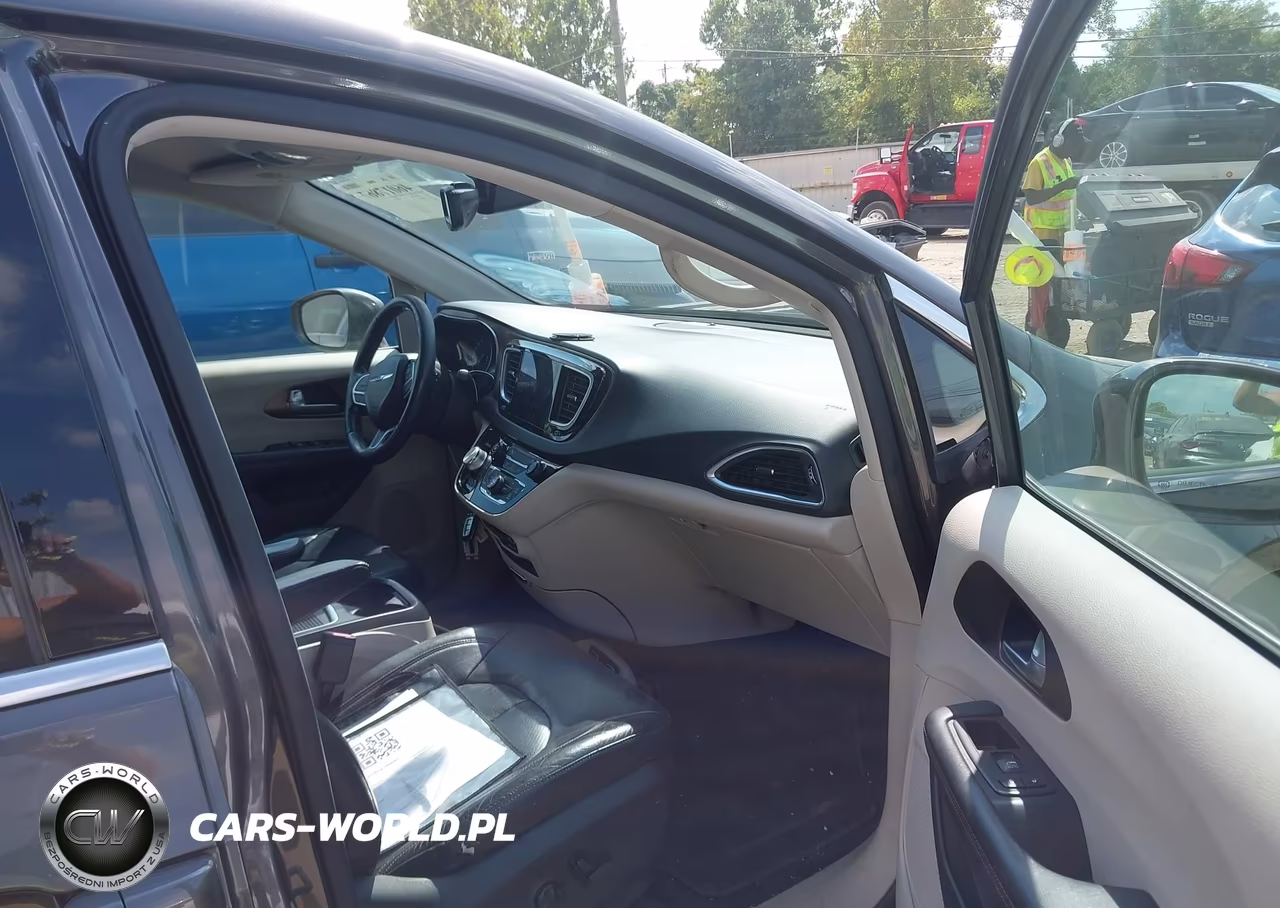 2017 Chrysler Pacifica Touring-L Plus VIN:2C4RC1EG1HR584551 - 5