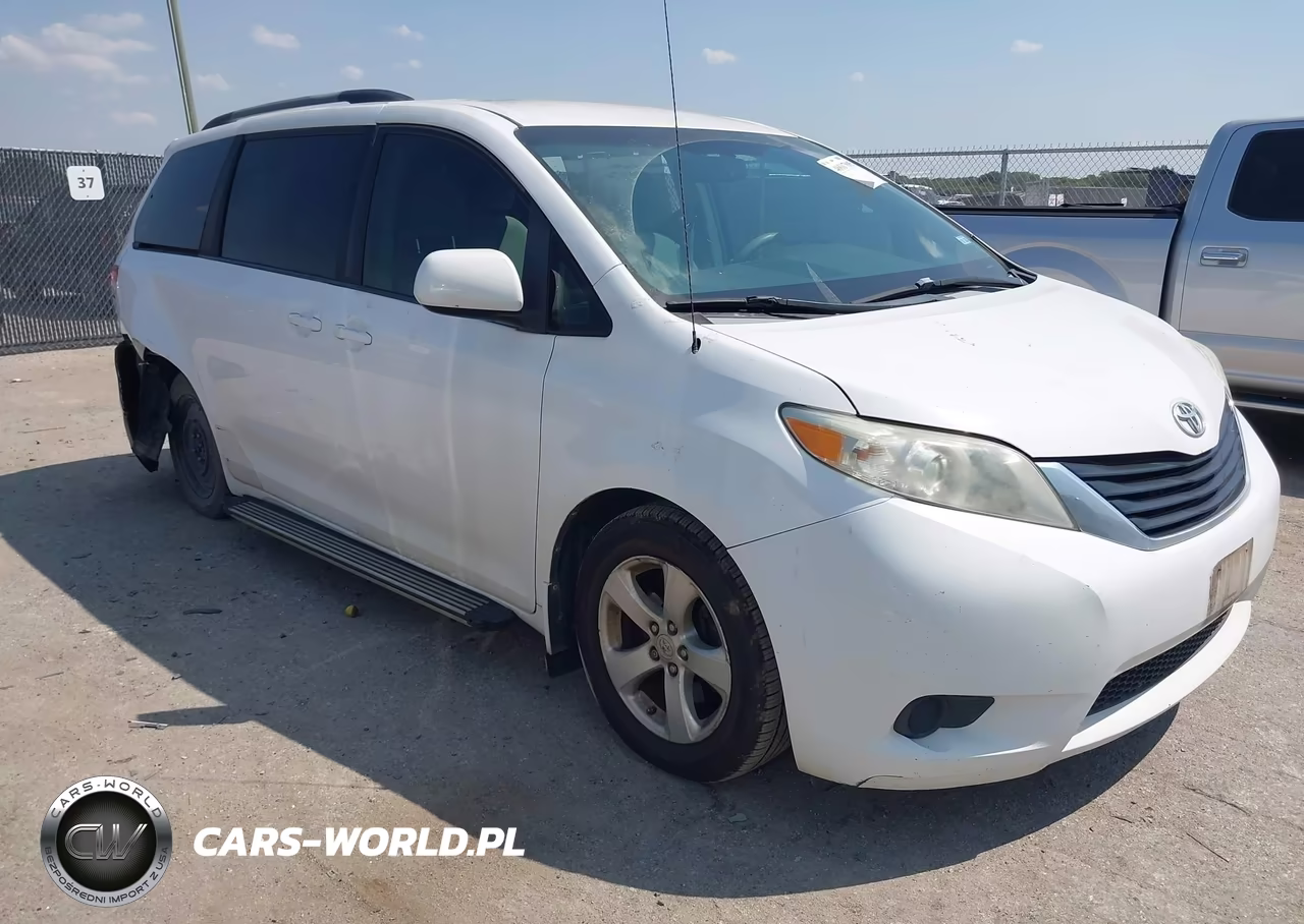 2013 Toyota Sienna Le V6 8 Passenger