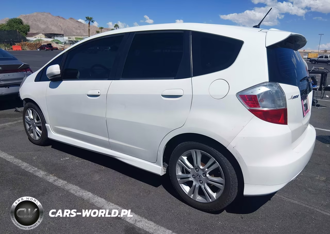 2011 Honda Fit Sport VIN:JHMGE8H54BC005538 - 3