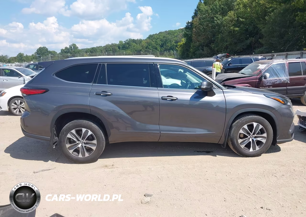 2022 Toyota Highlander Xle VIN:5TDHZRBHXNS252407 - 13