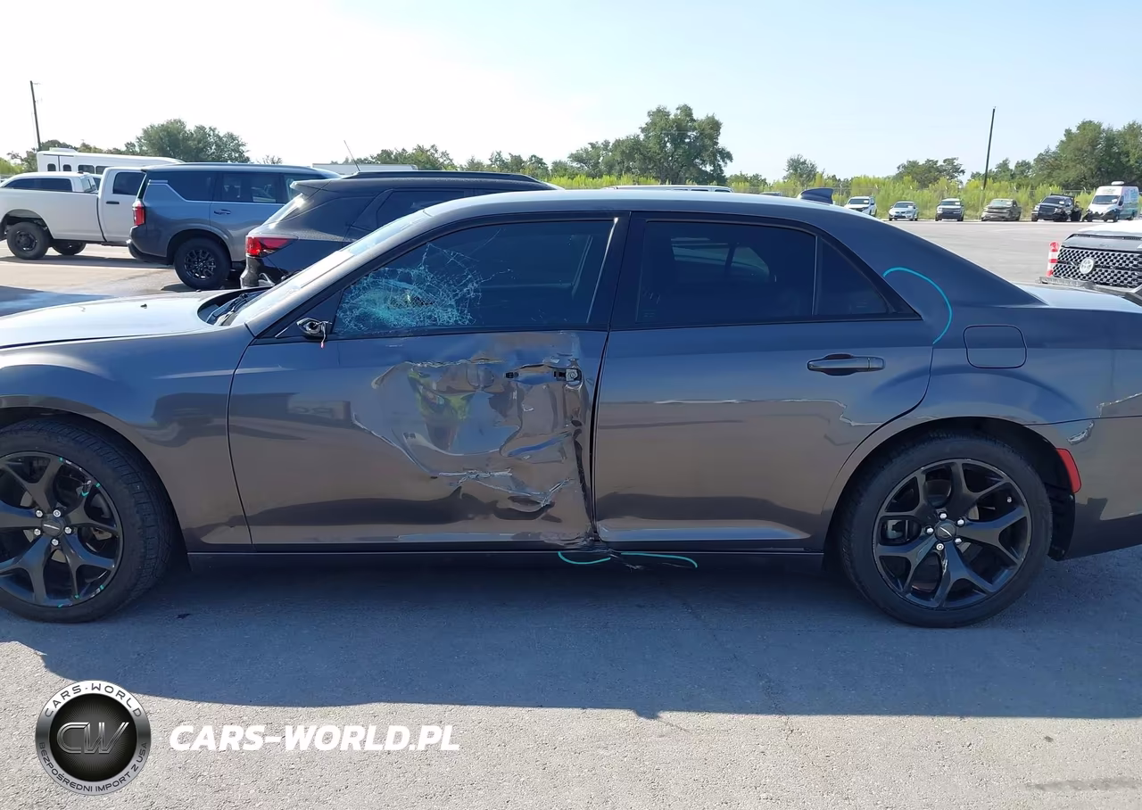 2021 Chrysler 300 Touring VIN:2C3CCAAGXMH657576 - 14
