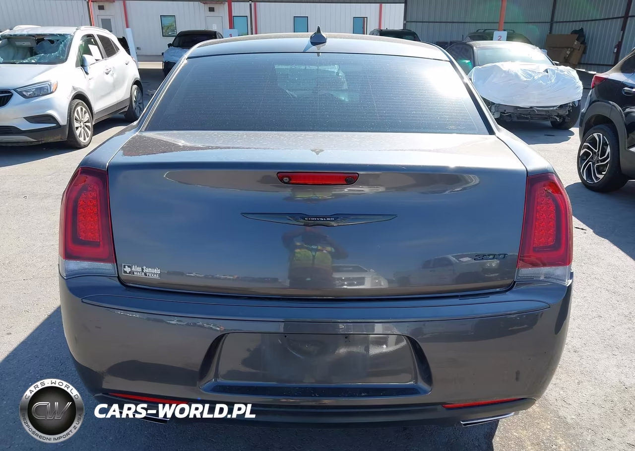2021 Chrysler 300 Touring VIN:2C3CCAAGXMH657576 - 16