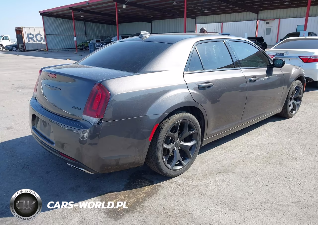 2021 Chrysler 300 Touring VIN:2C3CCAAGXMH657576 - 4