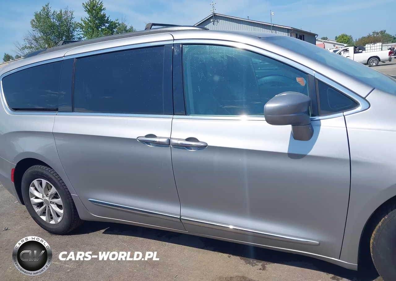2017 Chrysler Pacifica Touring-L VIN:2C4RC1BG9HR691870 - 13