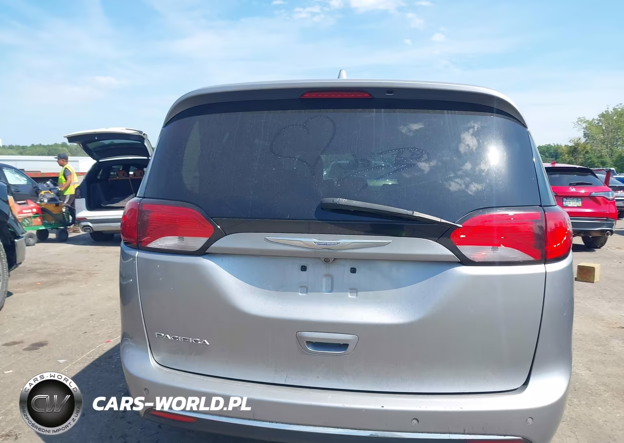 2017 Chrysler Pacifica Touring-L VIN:2C4RC1BG9HR691870 - 16