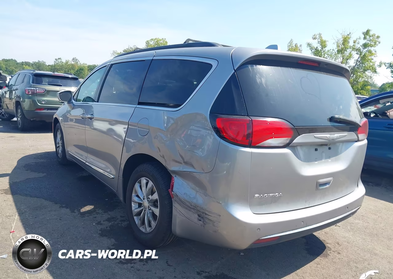 2017 Chrysler Pacifica Touring-L VIN:2C4RC1BG9HR691870 - 3