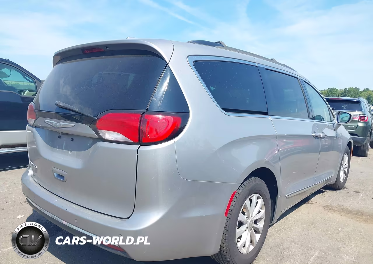 2017 Chrysler Pacifica Touring-L VIN:2C4RC1BG9HR691870 - 4