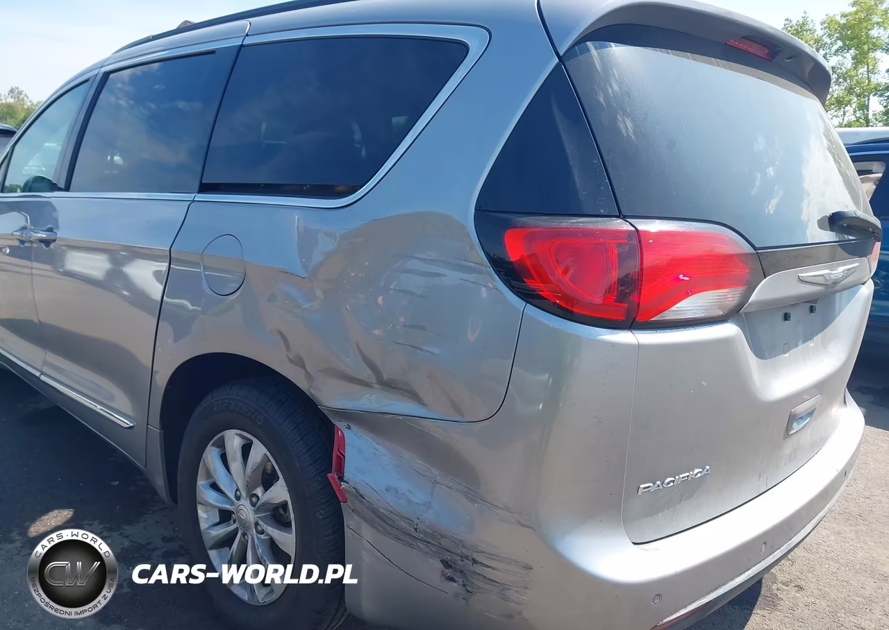 2017 Chrysler Pacifica Touring-L VIN:2C4RC1BG9HR691870 - 6