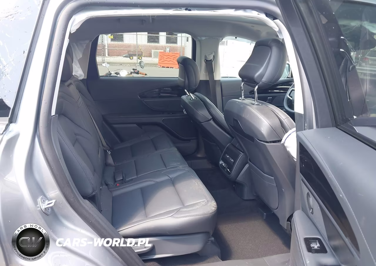 2026 Lincoln Nautilus Premiere VIN:5LMPJ8JA6TJ061894 - 8