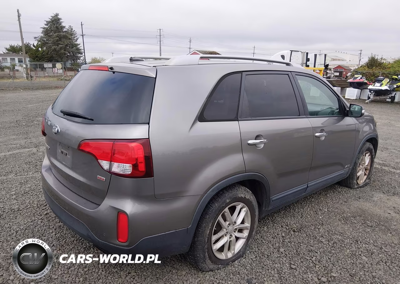 2015 Kia Sorento Lx VIN:5XYKTCA68FG600045 - 4