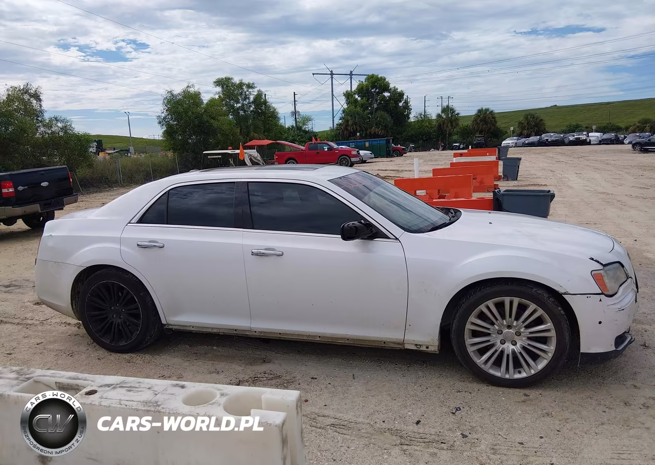 2014 Chrysler 300C VIN:2C3CCAET7EH159957 - 13