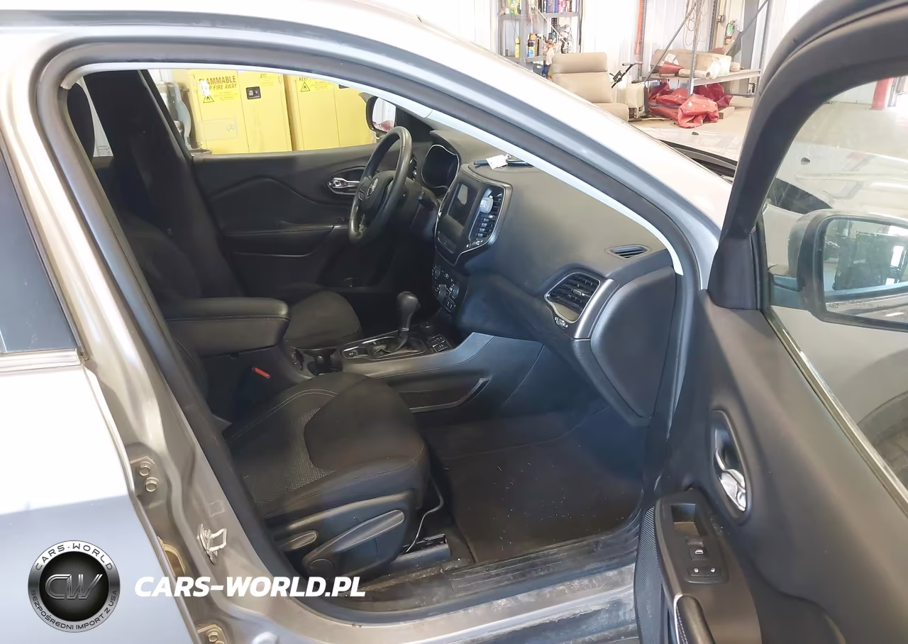2019 Jeep Cherokee Latitude 4X4 VIN:1C4PJMCB7KD343612 - 5