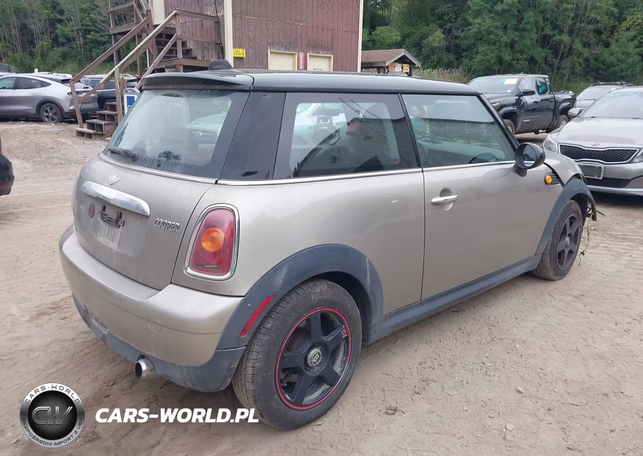 2007 Mini Cooper VIN:WMWMF33527TT52530 - 4