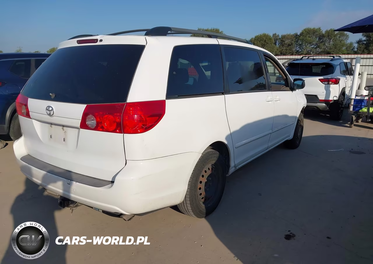2010 Toyota Sienna Le VIN:5TDKK4CC8AS308953 - 4