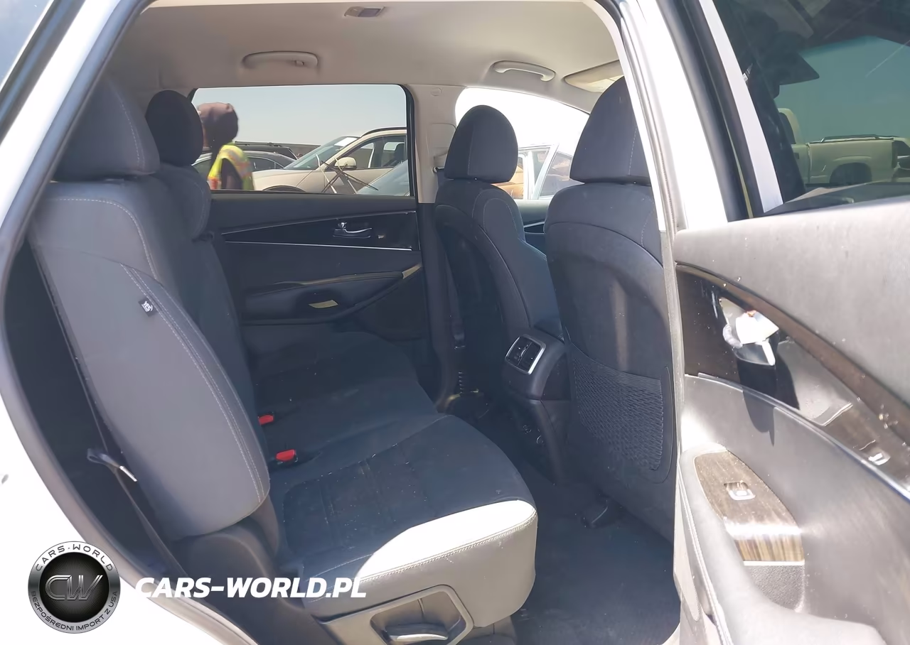 2019 Kia Sorento S V6 VIN:5XYPGDA54KG584430 - 8