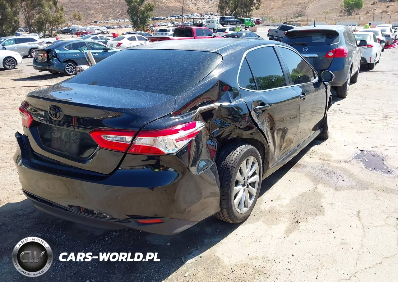2018 Toyota Camry Le VIN:JTNB11HK6J3039737 - 4