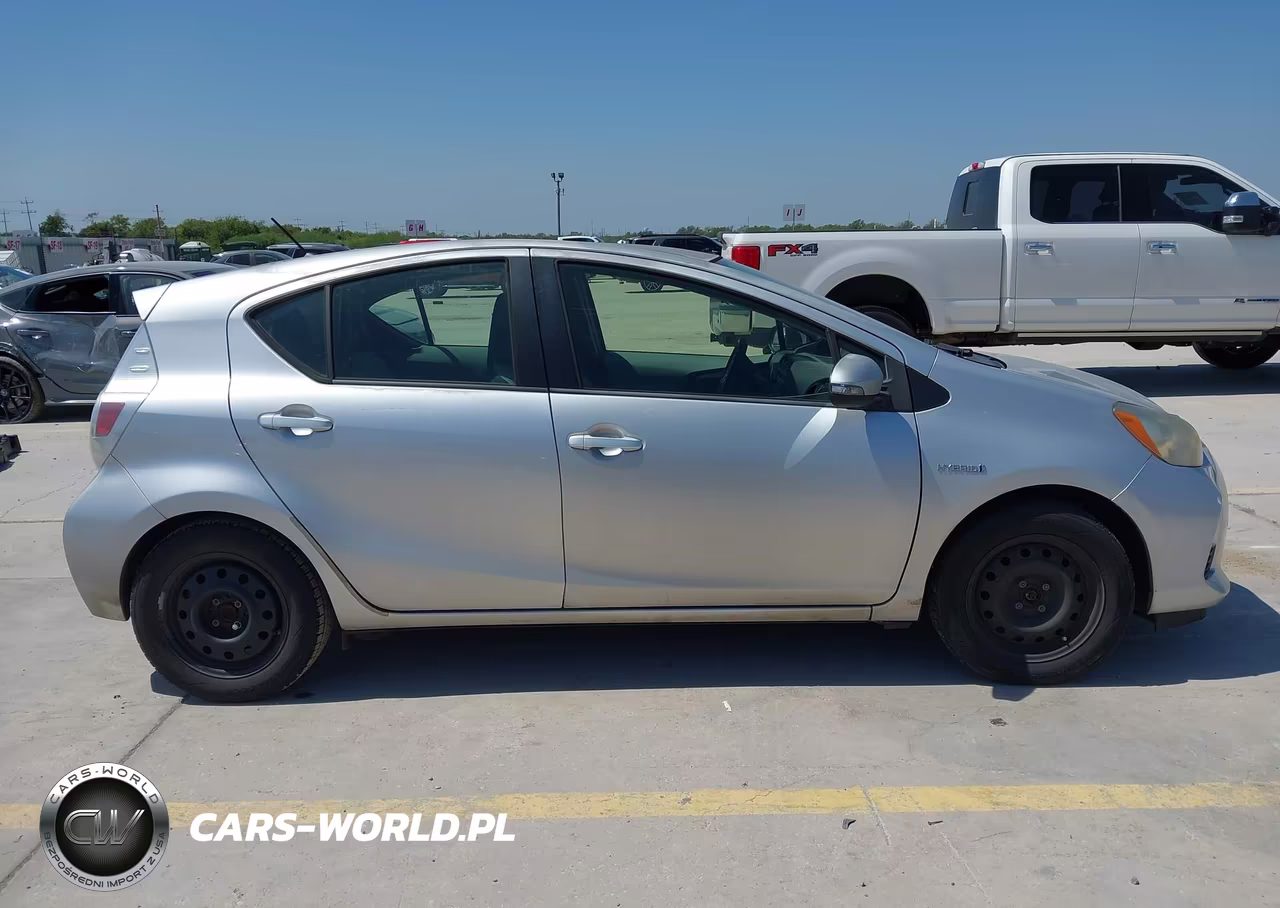 2013 Toyota Prius C One VIN:JTDKDTB34D1539484 - 13