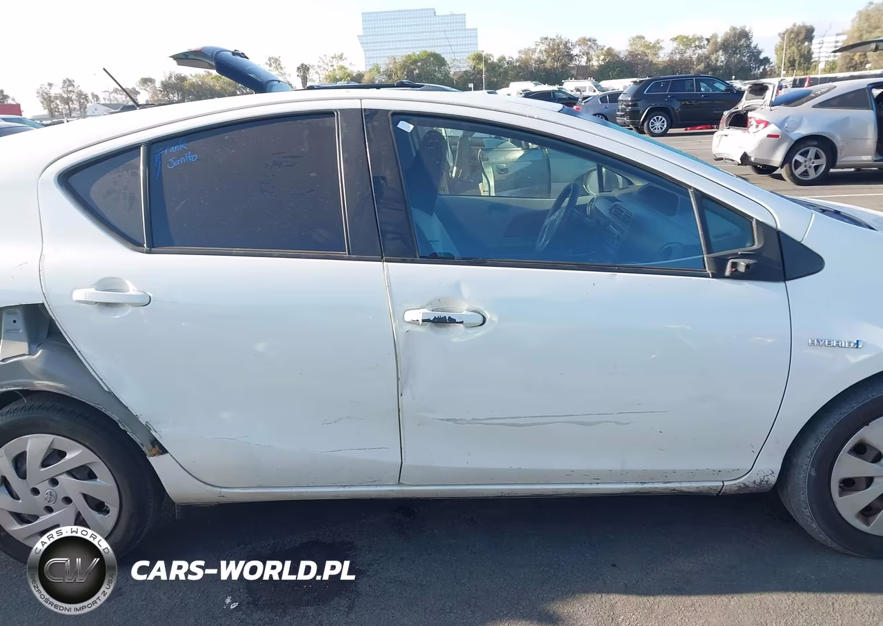 2014 Toyota Prius C One VIN:JTDKDTB31E1562772 - 14