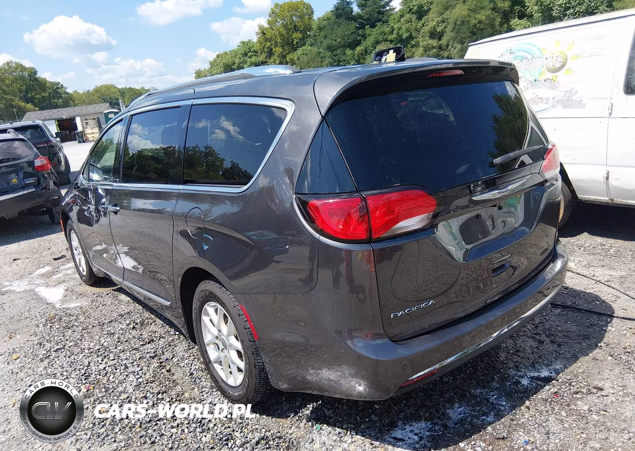 2020 Chrysler Pacifica Touring L VIN:2C4RC1BG2LR131844 - 3