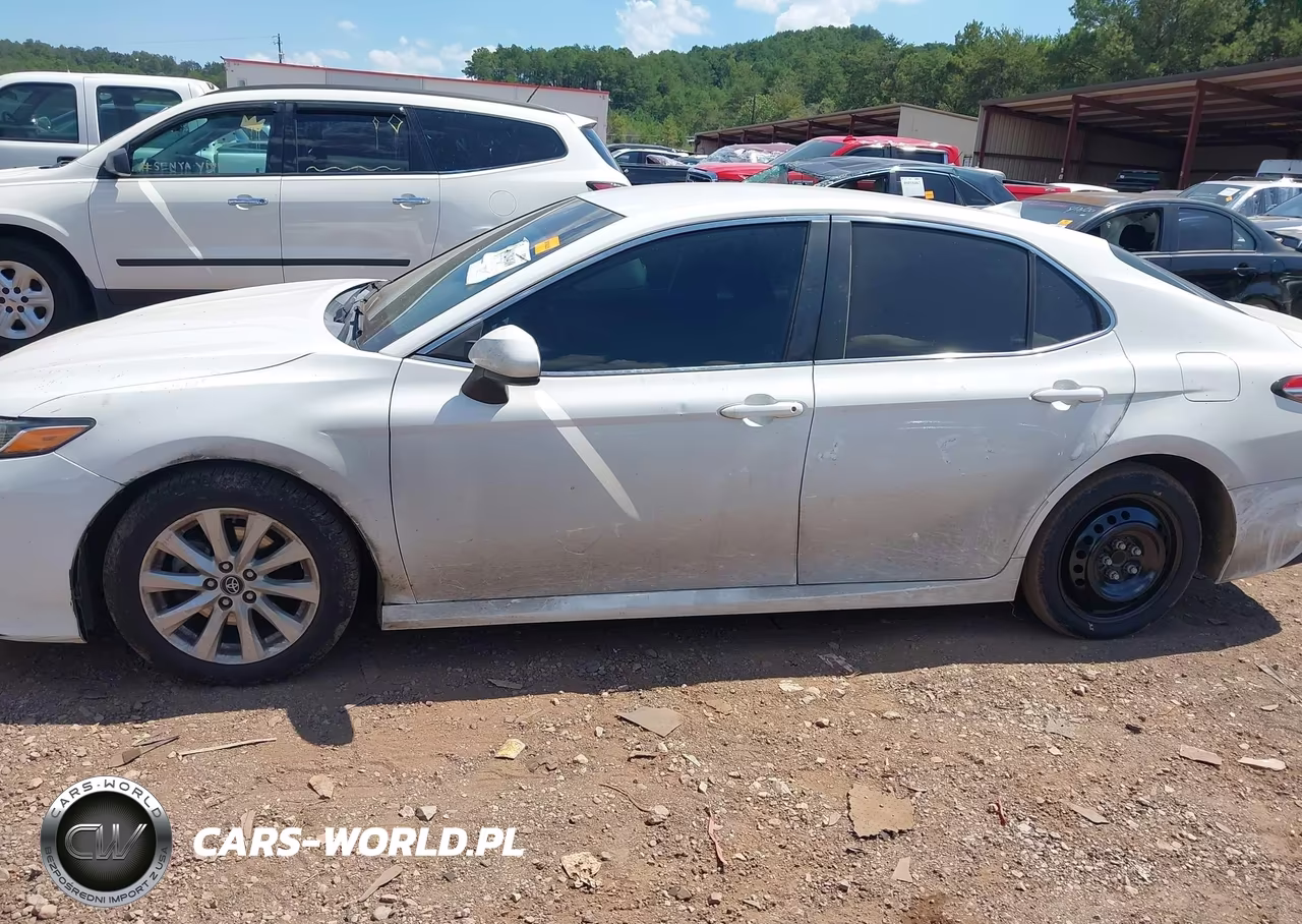 2019 Toyota Camry Le VIN:4T1B11HK9KU216776 - 14