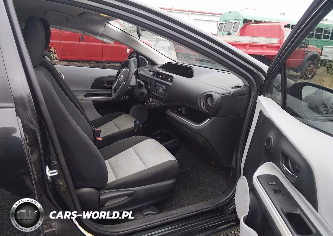 2014 Toyota Prius C Two VIN:JTDKDTB31E1569897 - 17