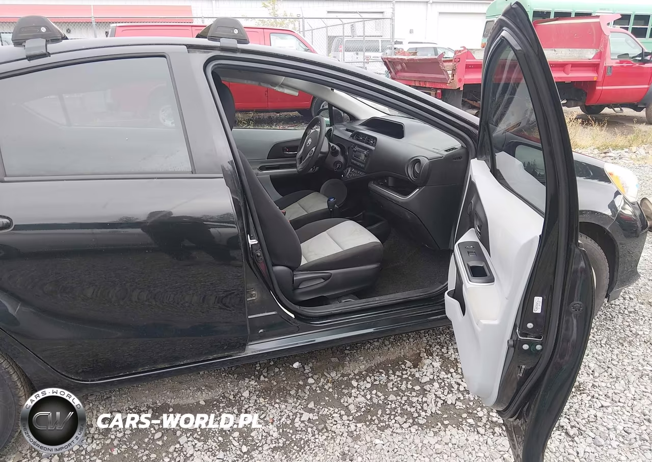 2014 Toyota Prius C Two VIN:JTDKDTB31E1569897 - 5